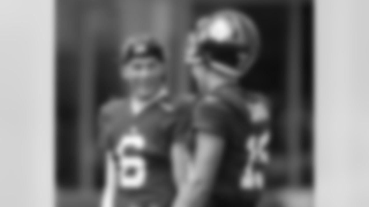 New York Giants quarterback Jaxson Dart (6),New York Giants quarterback Tommy DeVito (15)