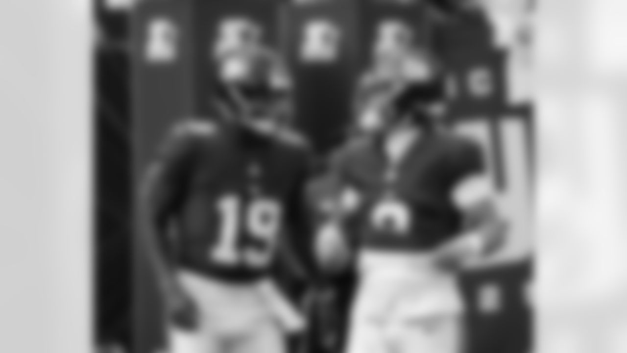 New York Giants quarterback Jameis Winston (19),New York Giants quarterback Jaxson Dart (6)