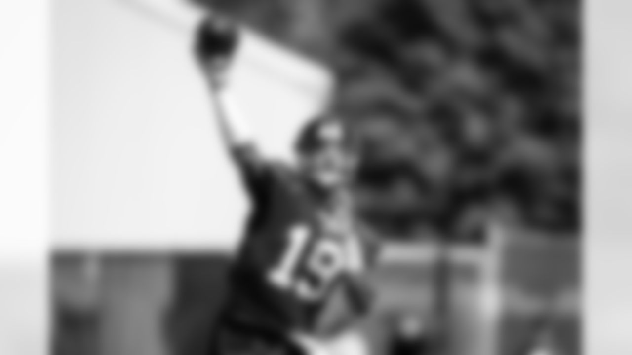 QB Jameis Winston (19)