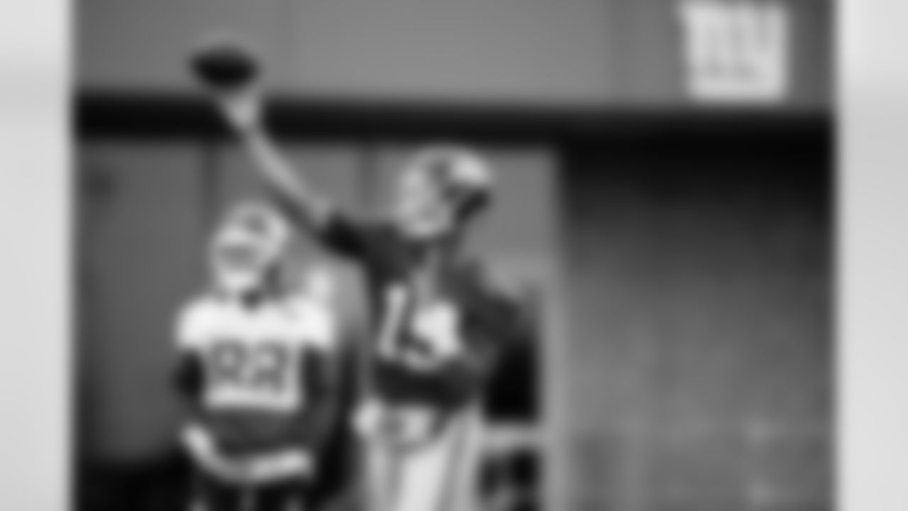 QB Jameis Winston (19)