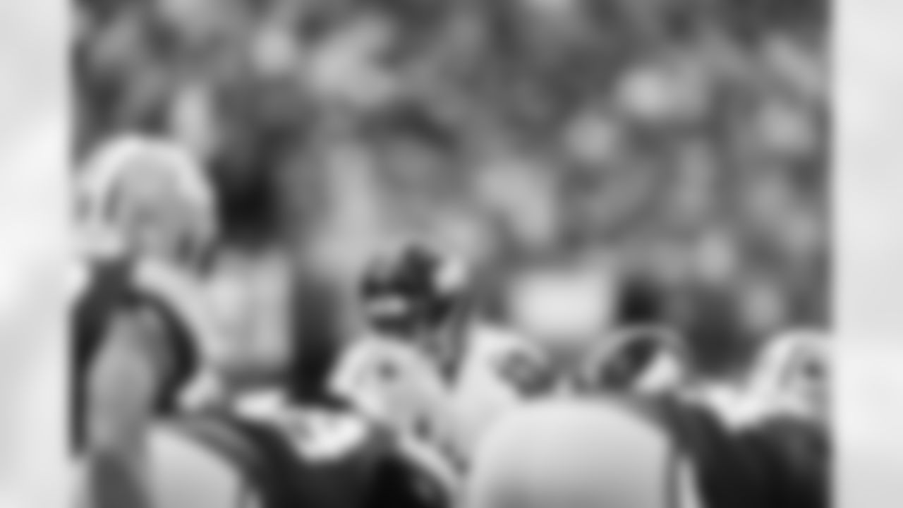 QB Jameis Winston (19)