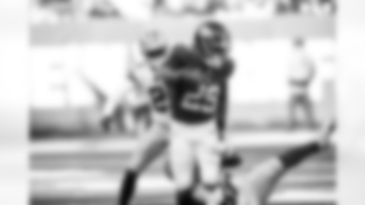 RB Tyrone Tracy Jr. (29)