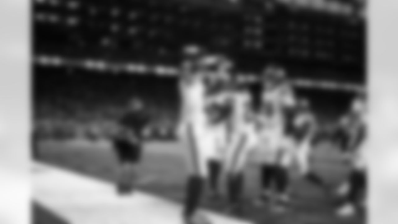 QB Jameis Winston (19)