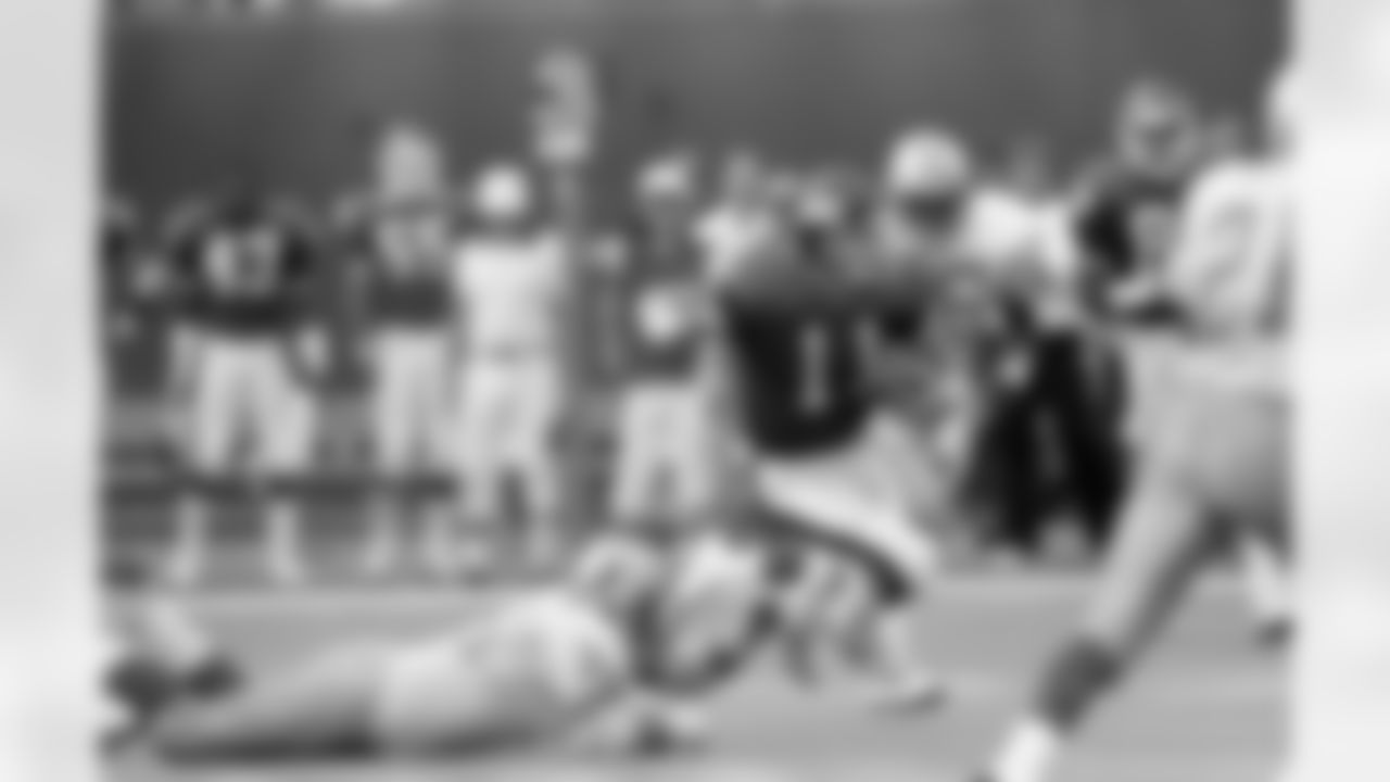 New York Giants quarterback Phil Simms escapes the grip of Detroit Lions Eric Williams as he rushes for a 15-yard gain in the third quarter of the game at Giants Stadium, East Rutherford, N.J., on September 17, 1989. (AP Photo/Bill Kostroun)