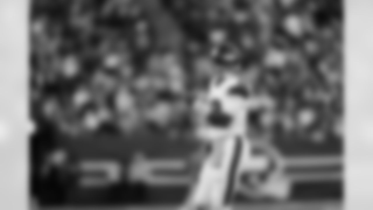 QB Jameis Winston (19)