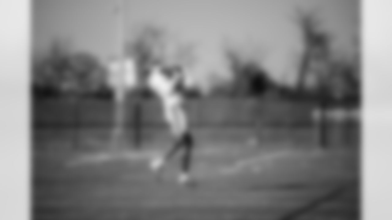 QB Jameis Winston (19)