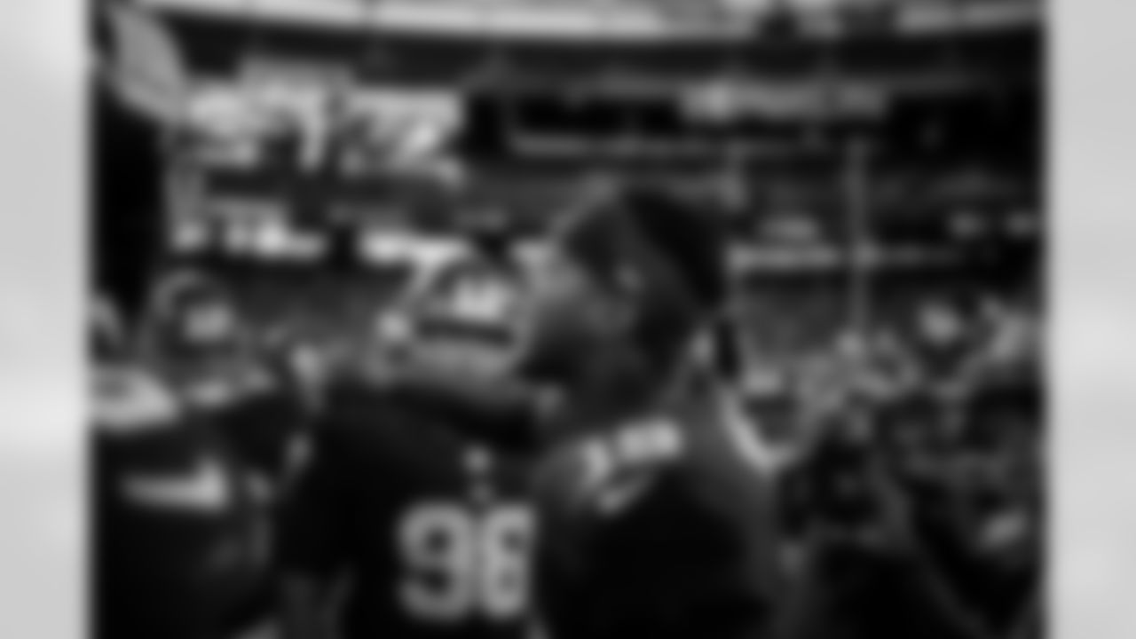 QB Jameis Winston (19)