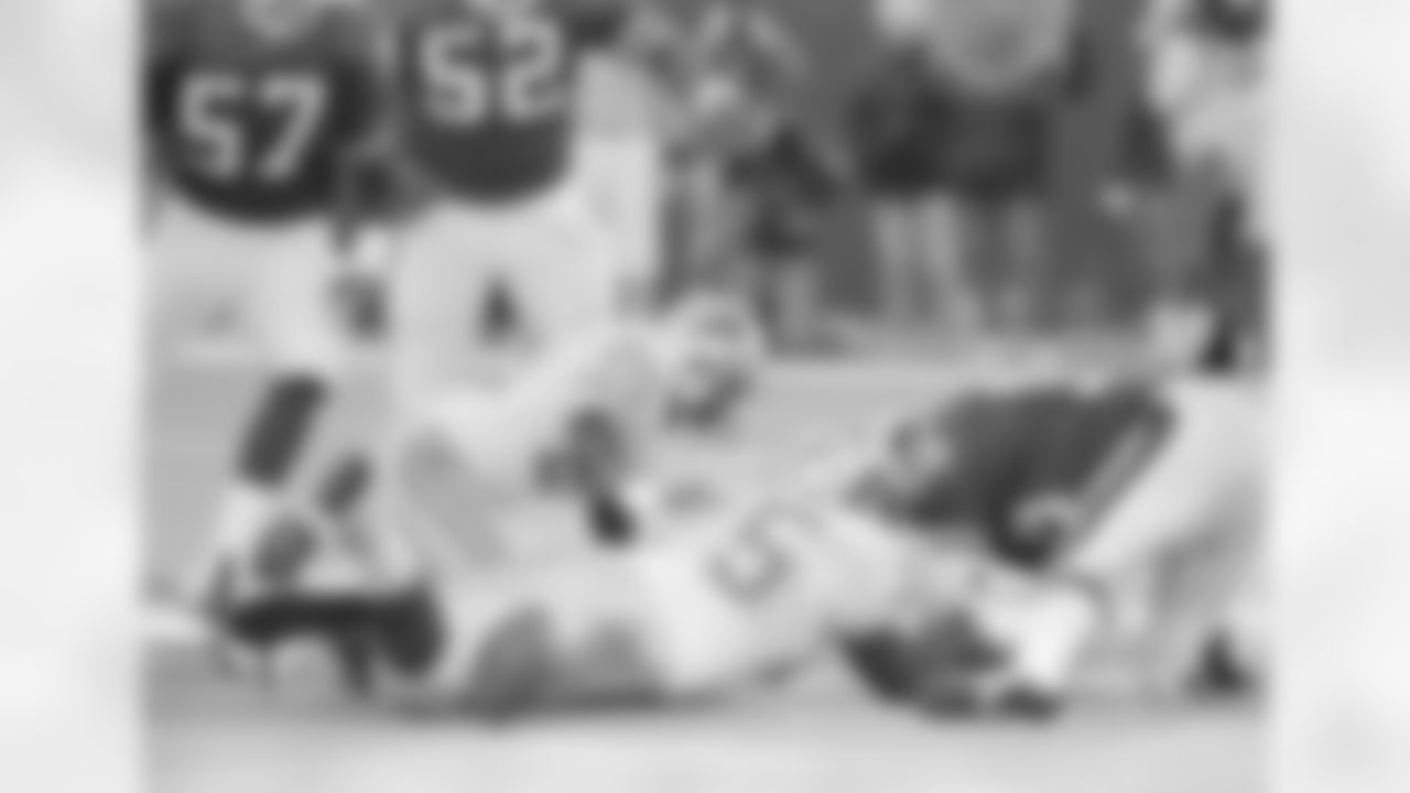 Detroit Lions Barry Sanders (20) and Lomas Brown (75) scramble with New York Giants Lawrence Taylor (56) to recover a bad handoff during their match-up at the Meadowlands in East Rutherford, N.J., Nov. 19, 1990. The Giants defeated the Lions 20-0. (AP Photo/Mark Phillips)