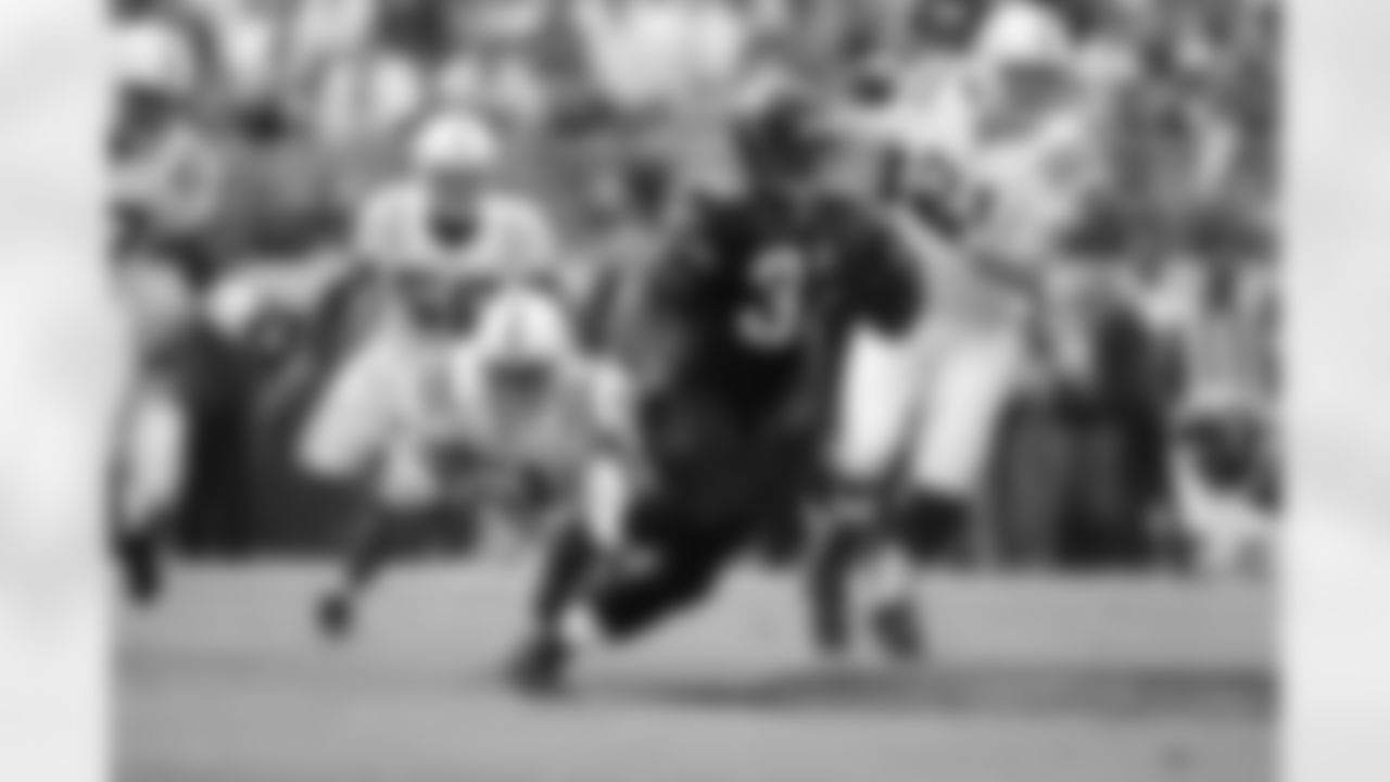 Maurice Jones-Drew #32 of the Jacksonville Jaguars runs with the ball against the Indianapolis Colts during an NFL football game on Dec. 10, 2006 in Jacksonville, Fla. The Jaguars defeated the Colts 44-17. (Joe Robbins via AP)