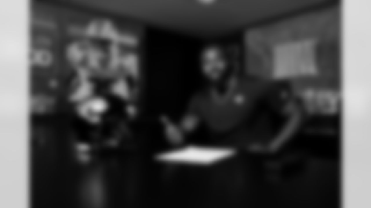Jacksonville, Fla. — Jaguars linebacker Jalen McLeod signs his rookie contract at the Miller Electric Center on May 8, 2025.