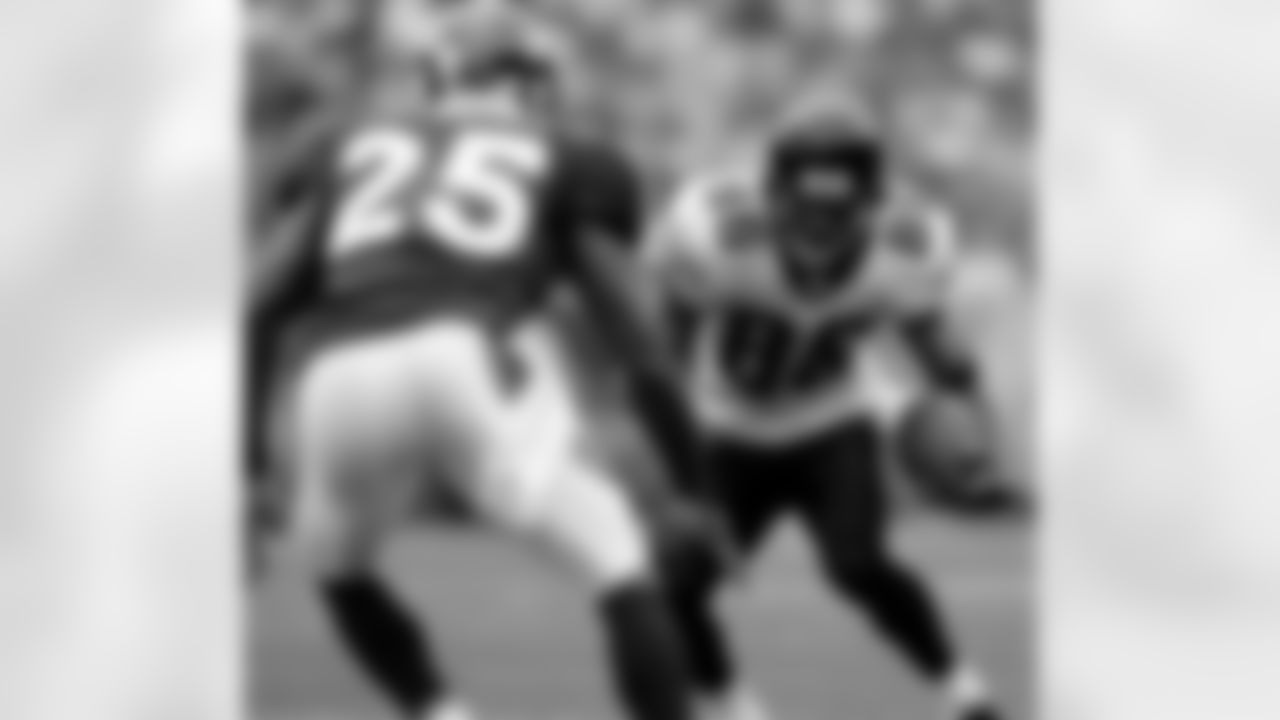 Jacksonville Jaguars wide receiver Dennis Northcutt (86) looks for room to run after pulling in a pass in front of Denver Broncos safety Nick Ferguson in the first quarter of the Jaguars' 24-13 victory in a football game in Denver on Sunday, Sept. 23, 2007. (AP Photo/David Zalubowski)