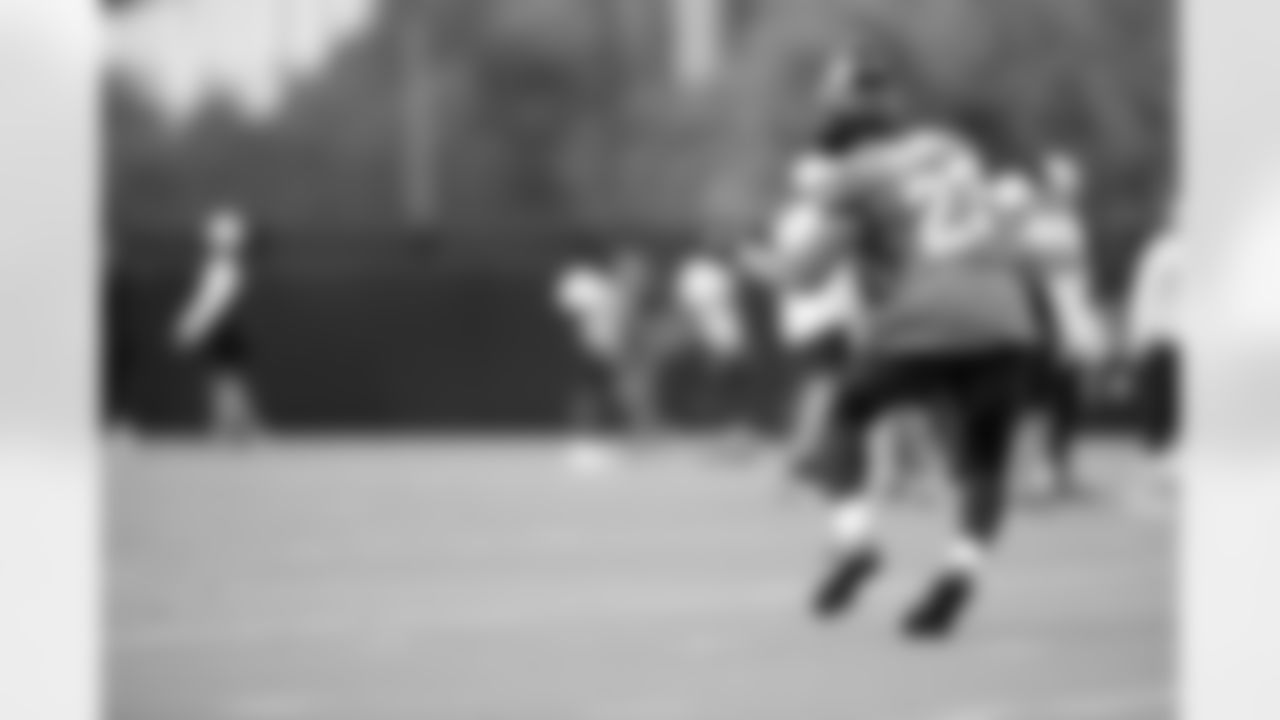 Jacksonville, Fla. — Jaguars linebacker Foyesade Oluokun (23) during practice at the Miller Electric Center on November 26, 2025.