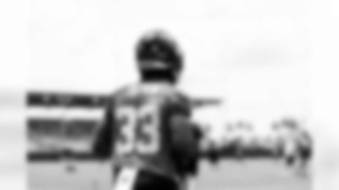 Jacksonville, Fla. — Jaguars running back Bhayshul Tuten (33) during rookie minicamp at the Miller Electric Center on May 9, 2025.