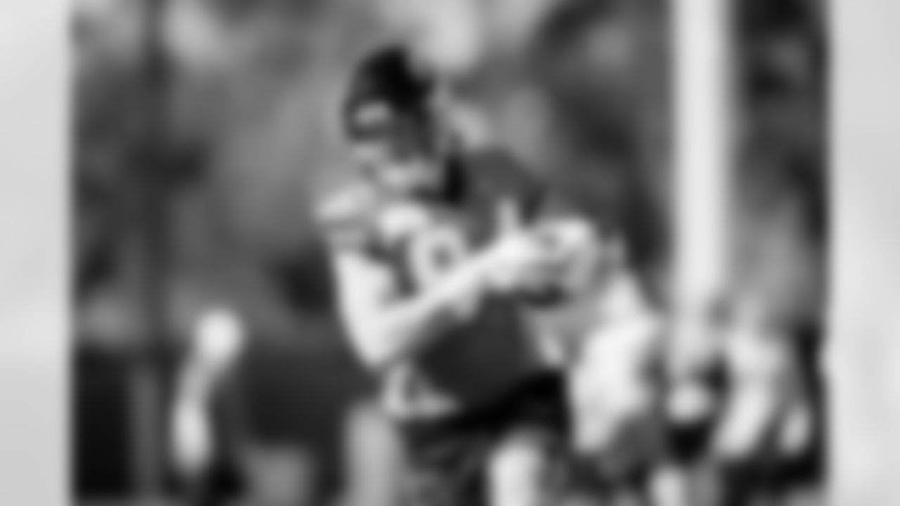 Jacksonville, Fla. — Jaguars tight end Hunter Long (84) during practice at the Miller Electric Center on December 11, 2025.