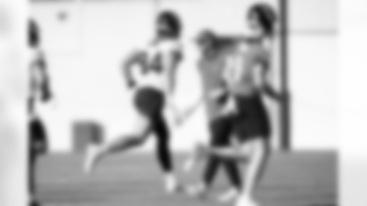 Jacksonville, Fla. — Jaguars head coach Liam Coen and tight end Hunter Long (84) during practice at the Miller Electric Center on December 25, 2025.