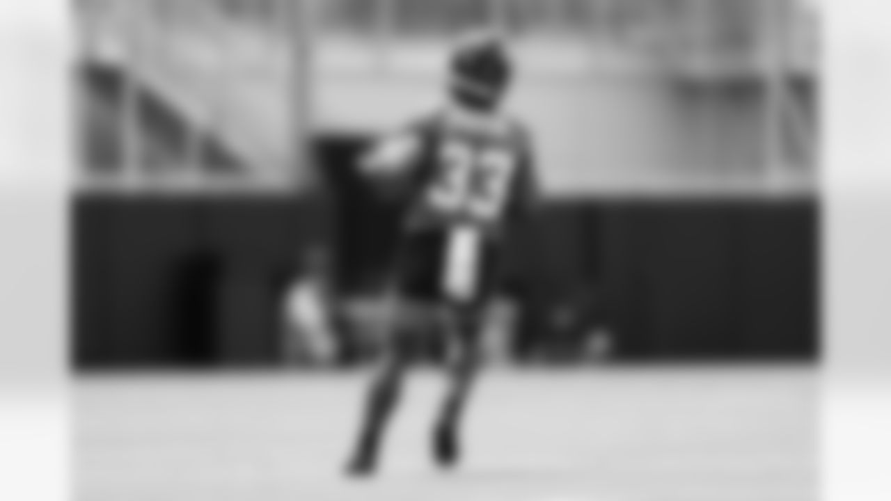 Jacksonville, Fla. — Jaguars running back Bhayshul Tuten (33) during rookie minicamp at the Miller Electric Center on May 9, 2025.