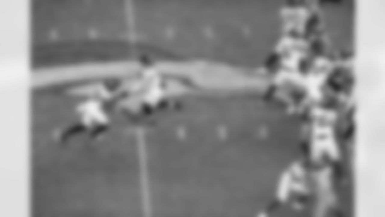 Jacksonville Jaguars vs Denver Broncos

RB LeQuint Allen Jr. (36) and QB Trevor Lawrence (16)