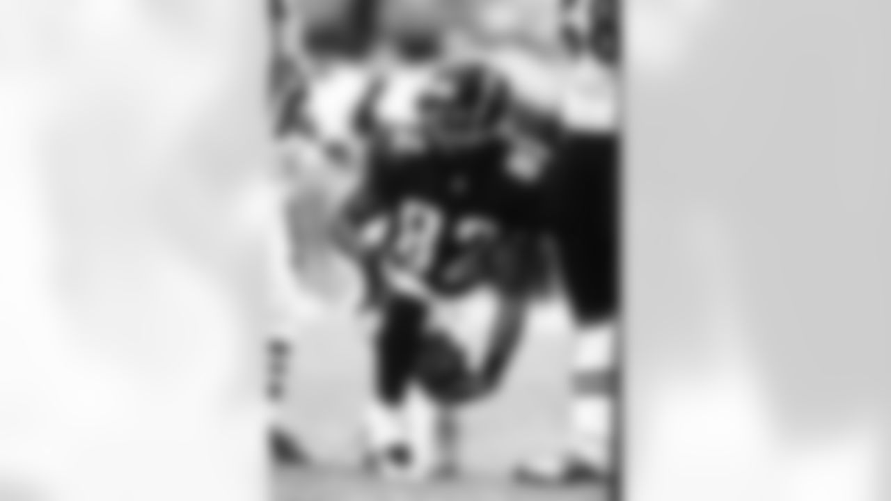 Wide receiver Jimmy Smith (82) of the Jacksonville Jaguars looks for a gain after a pass reception in Jacksonville, Florida. (AP Photo / Al Messerschmidt)
