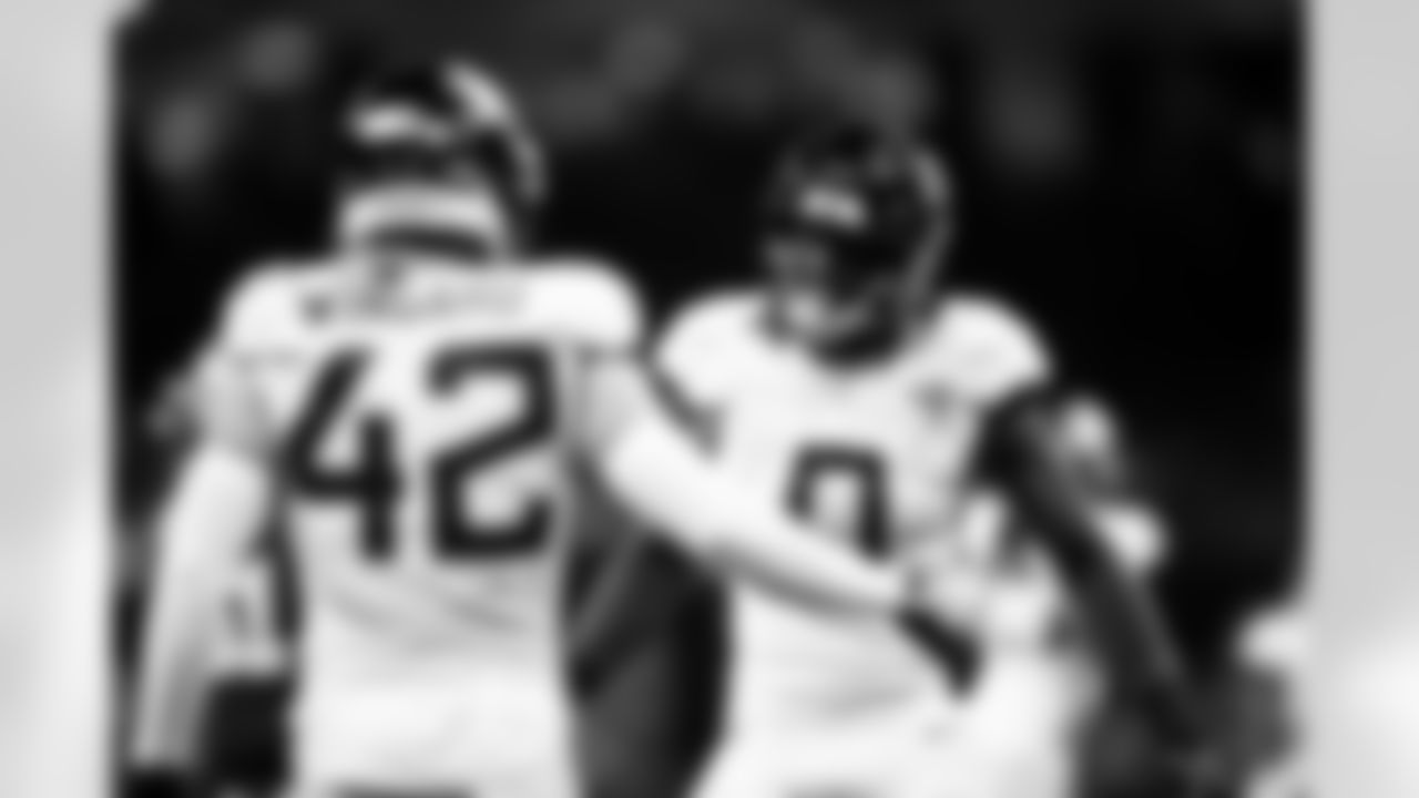 Jacksonville Jaguars vs New Orleans Saints
S Andrew Wingard (42) and LB Devin Lloyd (0)