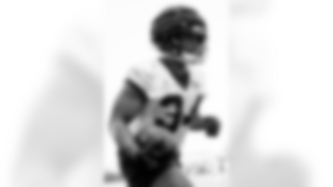 Jacksonville, Fla. — Jaguars running back Kevin Harris (34) during training camp at the Miller Electric Center on August 19, 2025.