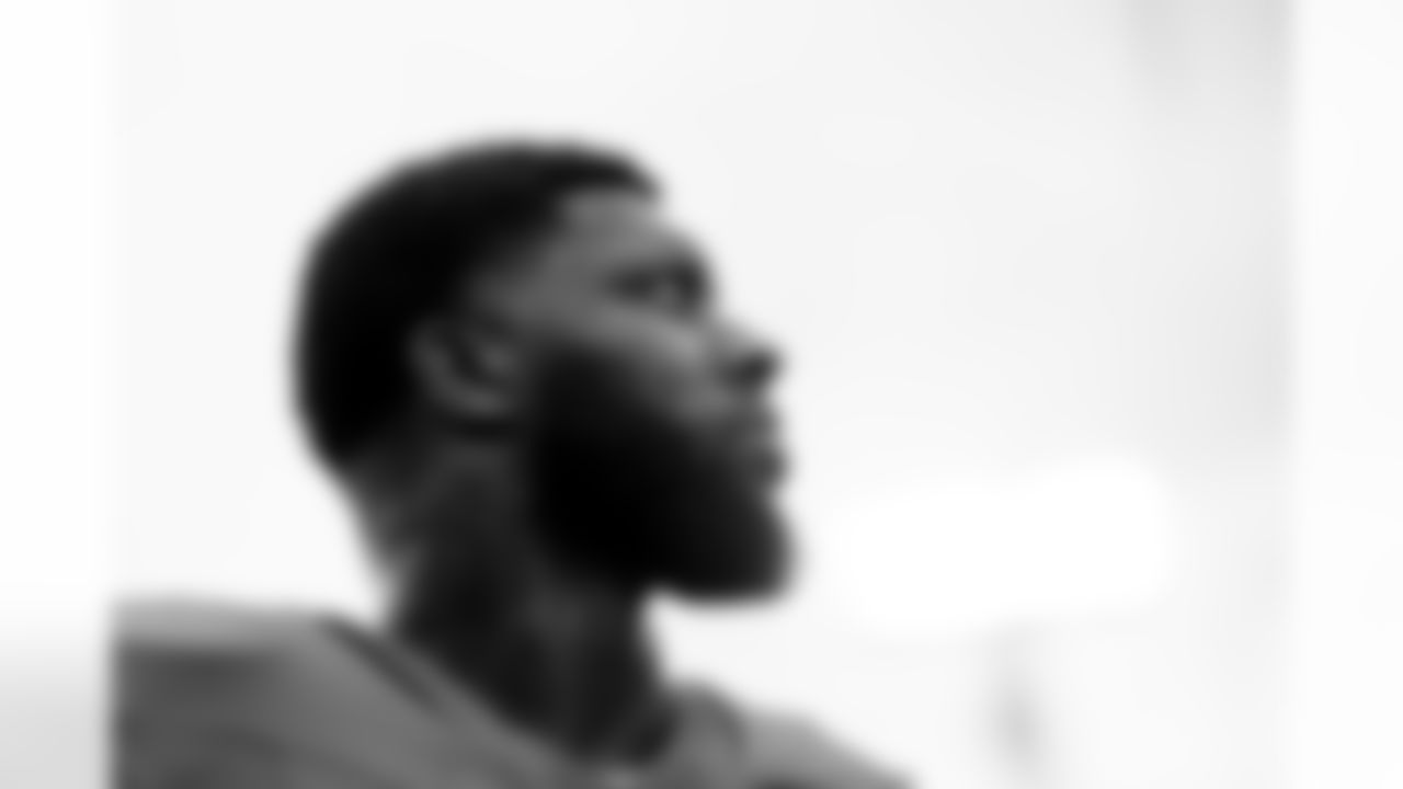 Jacksonville Jaguars vs. Pittsburgh Steelers
DE Josh Hines-Allen (41)