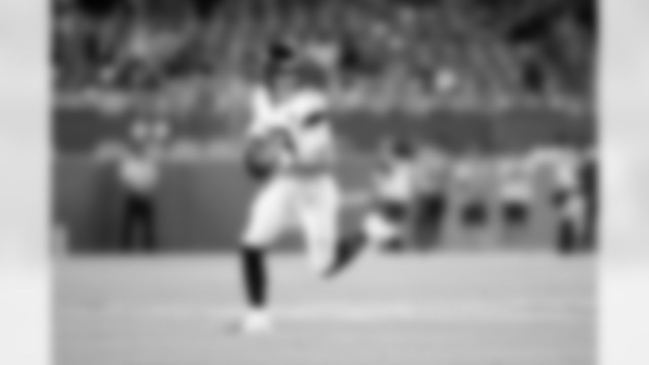 Jacksonville Jaguars vs Miami Dolphins
QB Seth Henigan (19)