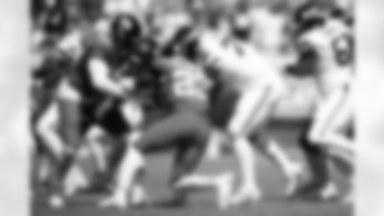 Jacksonville Jaguars vs Seattle Seahawks
DL Emmanuel Ogbah (90) and LB Foyesade Oluokun (23)