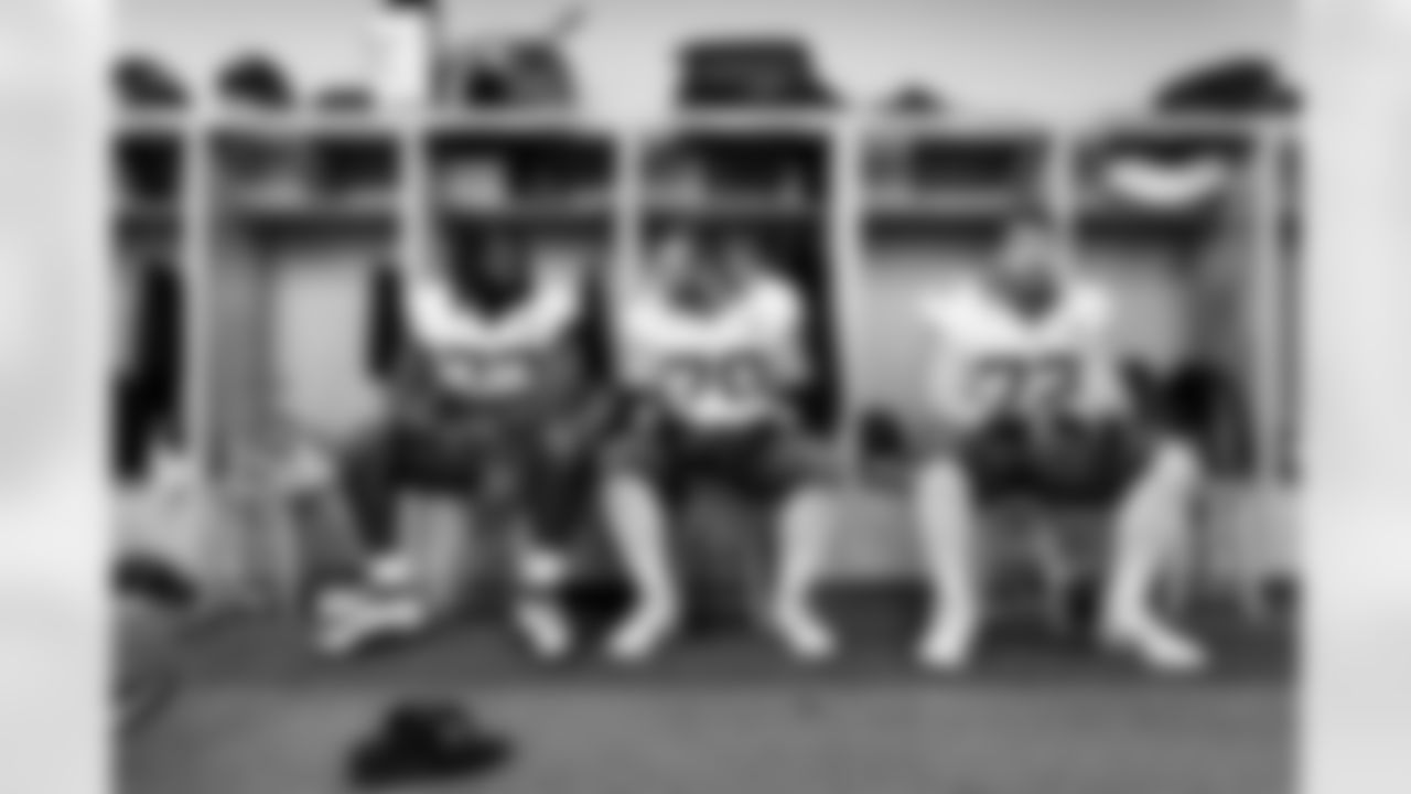 Jacksonville Jaguars vs Cincinnati Bengals

OL Anton Harrison (77), Cole Van Lanen, and OL Walker Little (72)