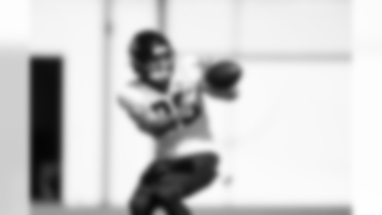 Jacksonville, Fla. — Jaguars tight end Johnny Mundt (86) during practice at the Miller Electric Center on November 20, 2025.