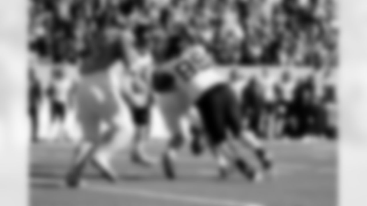 Jacksonville Jaguars vs Tennessee Titans

DL Austin Johnson (99)