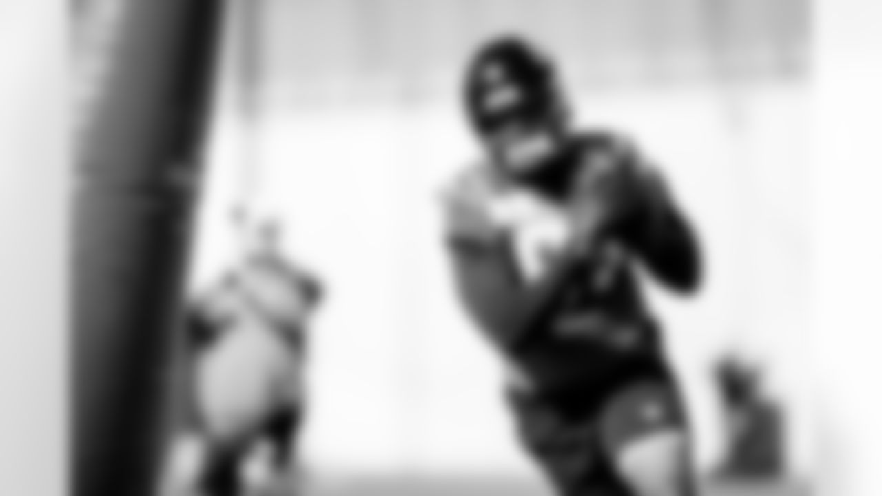 Jacksonville, Fla. — Jaguars tight end Jordan Akins (87) during practice at the Miller Electric Center on December 11, 2025.