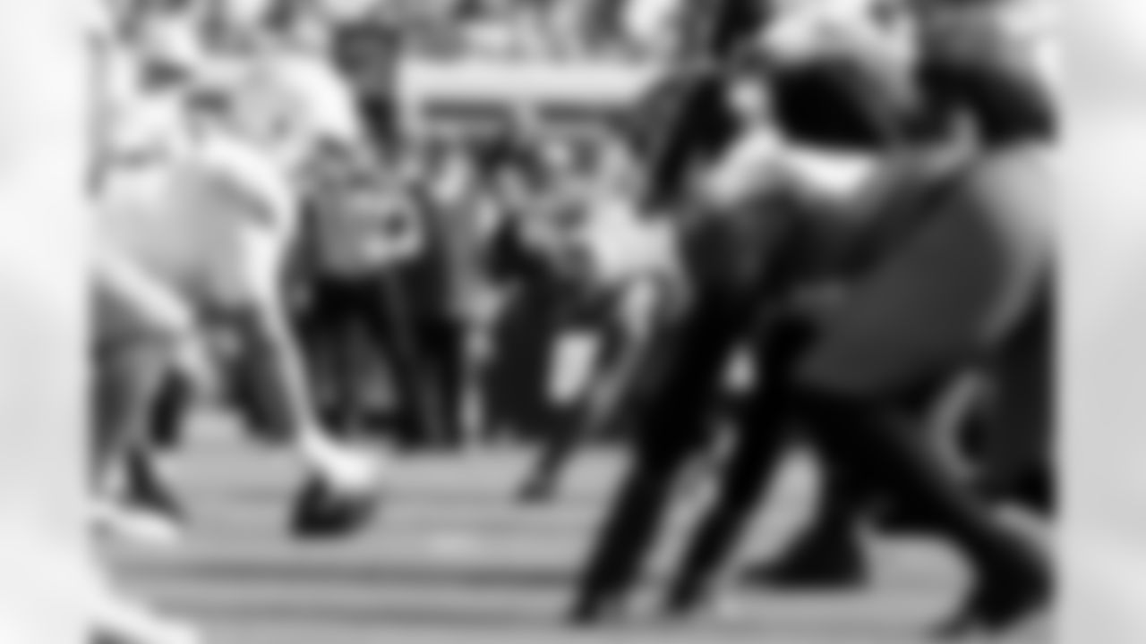 Jacksonville Jaguars vs Los Angeles Chargers
DE Josh Hines-Allen (41)