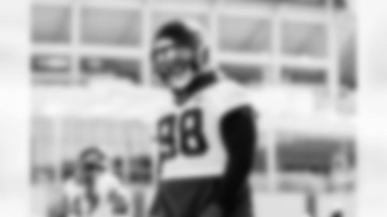 Jacksonville, Fla. — Jaguars defensive end Dawuane Smoot (98) during practice at the Miller Electric Center on January 1, 2026.