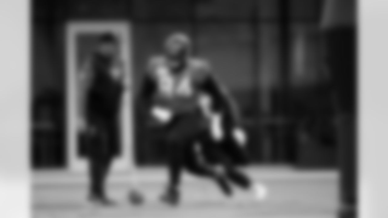 Jacksonville, Fla. — Jaguars defensive tackle Maason Smith (94) and defensive line coach Matt Edwards during practice at the Miller Electric Center on November 27, 2025.