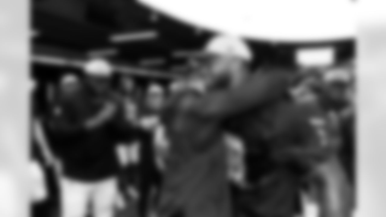 Jacksonville Jaguars vs Tennessee Titans

DE Josh Hines-Allen (41) and HC Liam Coen