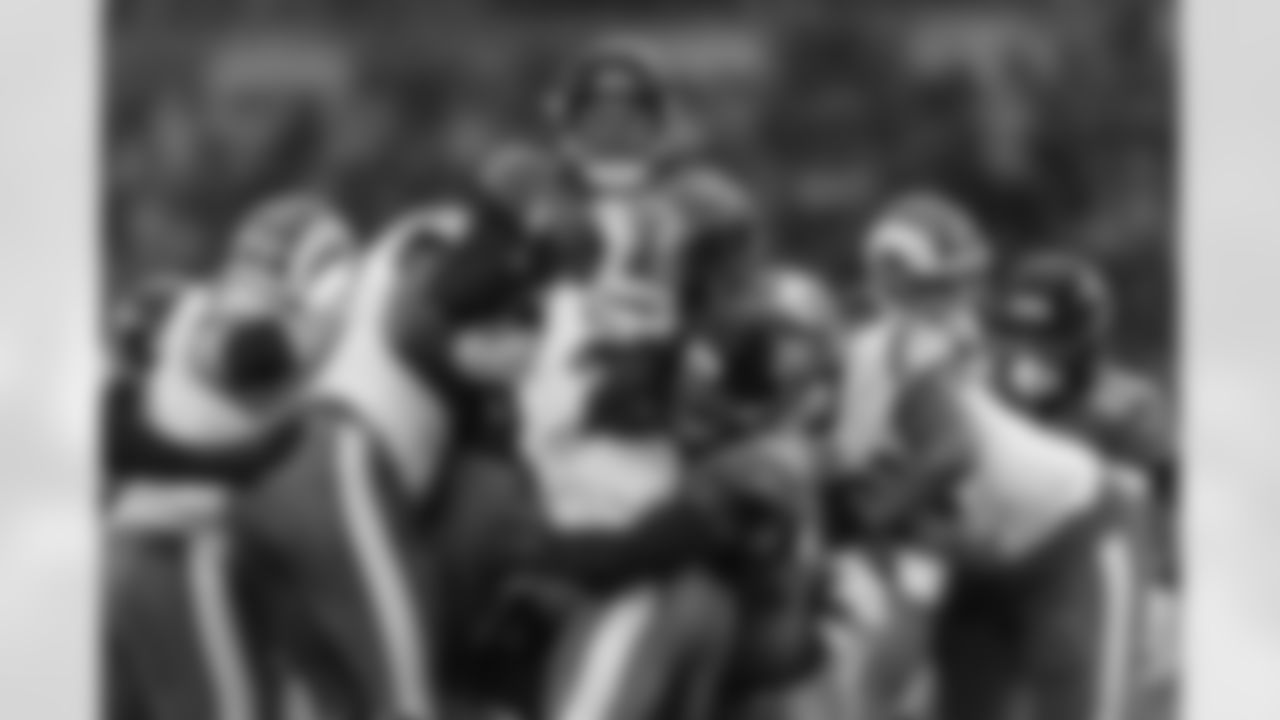 Jacksonville Jaguars vs. Los Angeles Rams
DT Arik Armstead (91) and DE Travon Walker (44)