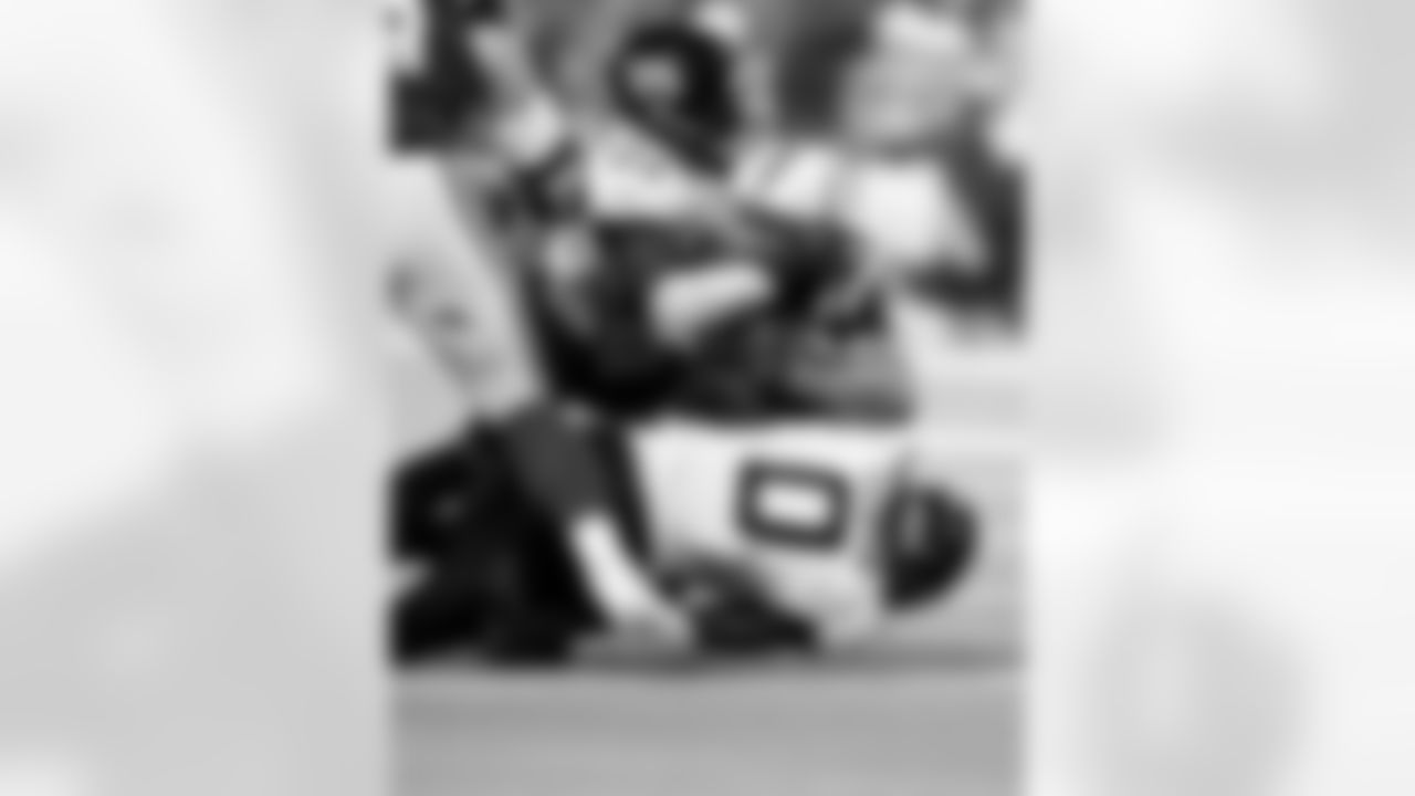 Jacksonville Jaguars vs. Indianapolis Colts

LB Foyesade Oluokun (23) and LB Devin Lloyd (0)