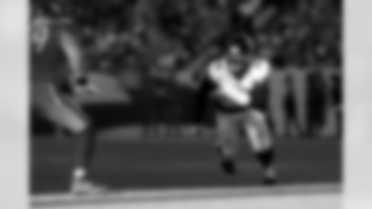 Jacksonville Jaguars vs Denver Broncos

DE Travon Walker (44)