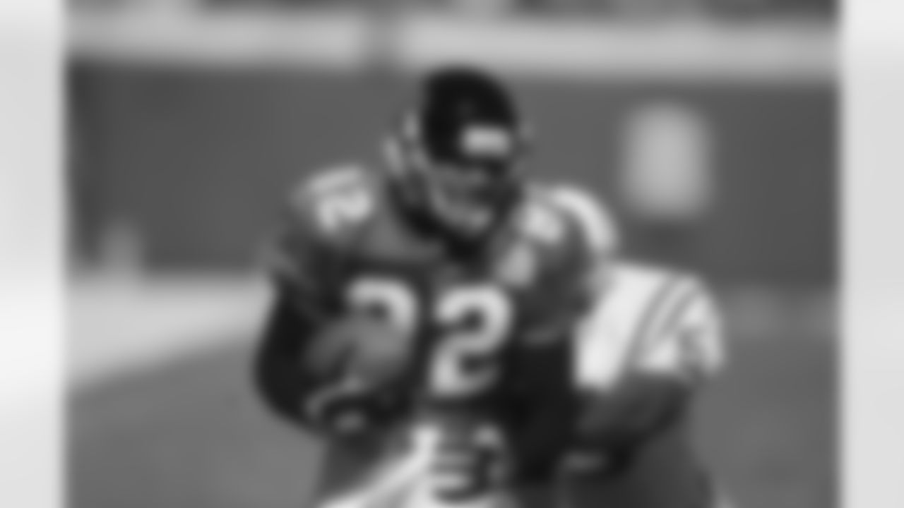 Jacksonville Jaguars wide receiver Jimmy Smith (82) carries the ball against the Indianapolis Colts in Jacksonville, FL, Dec. 10, 1995. The Colts defeated the Jaguars 41-31. (Paul Spinelli via AP)