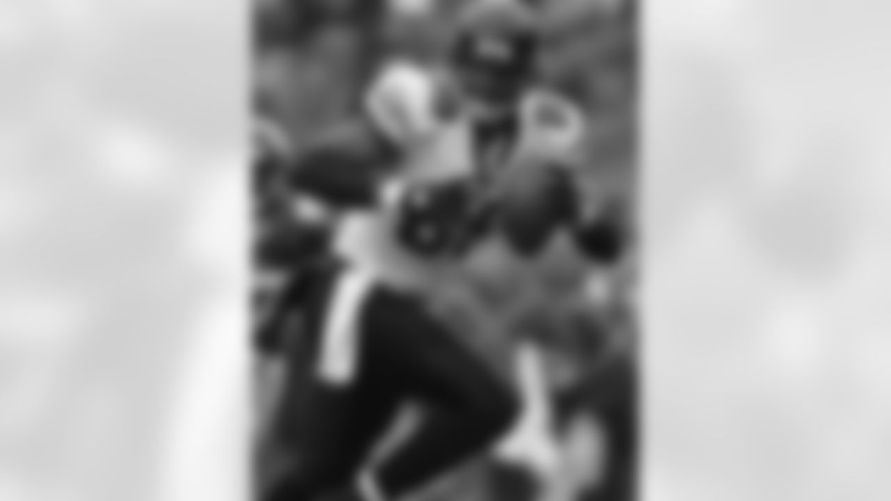 Jacksonville Jaguars tight end Marcedes Lewis runs for a touchdown against the Denver Broncos during a football game in Denver, Sunday, Oct. 12, 2008. (AP Photo/Jack Dempsey)