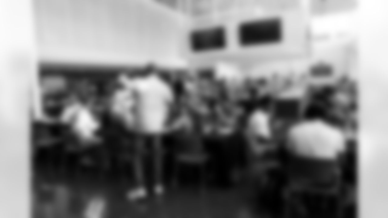 Jacksonville, Fla. — Jaguars legend Kevin Hardy addresses the rookie class during the annual "Rookies & Legends" dinner at the Miller Electric Center on May 12, 2025.