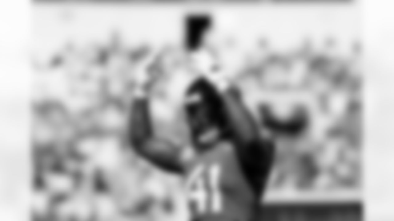 Jacksonville Jaguars vs Seattle Seahawks
DE Josh Hines-Allen (41)