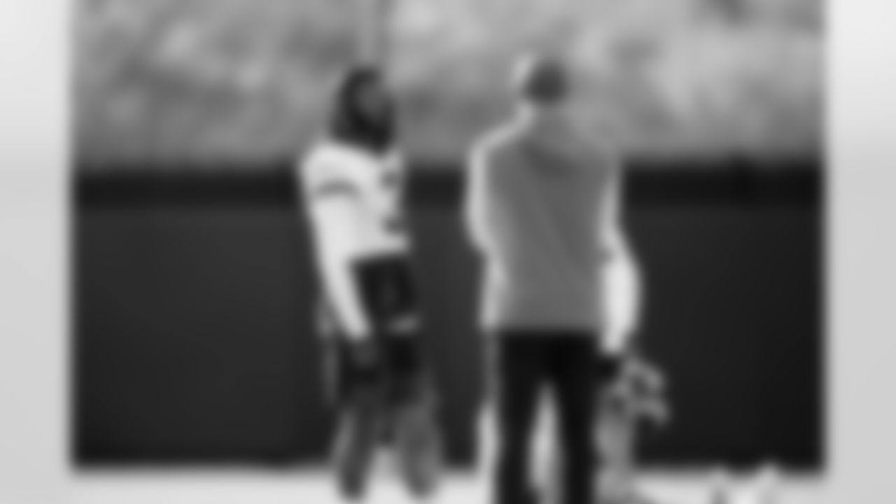 Jacksonville, Fla. — Jaguars wide receiver Jakobi Meyers (3) and head coach Liam Coen during practice at the Miller Electric Center on December 25, 2025.