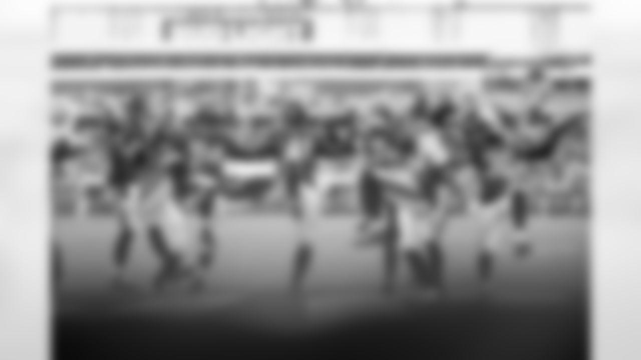 Jacksonville Jaguars vs Indianapolis Colts

DE Josh Hines-Allen (41)