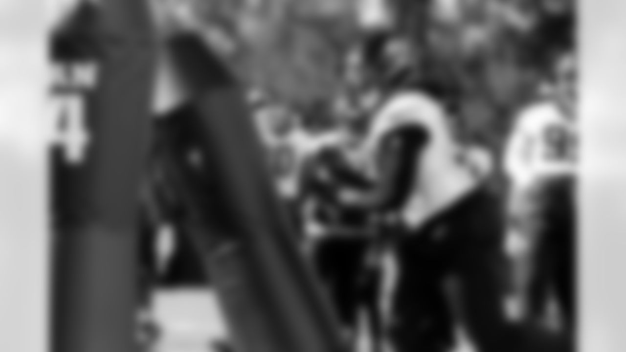 Jacksonville, Fla. — Jaguars defensive end Dawuane Smoot (98) during practice at the Miller Electric Center on December 11, 2025.