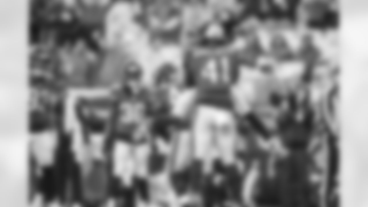 Jacksonville Jaguars vs Indianapolis Colts

DE Josh Hines-Allen (41)