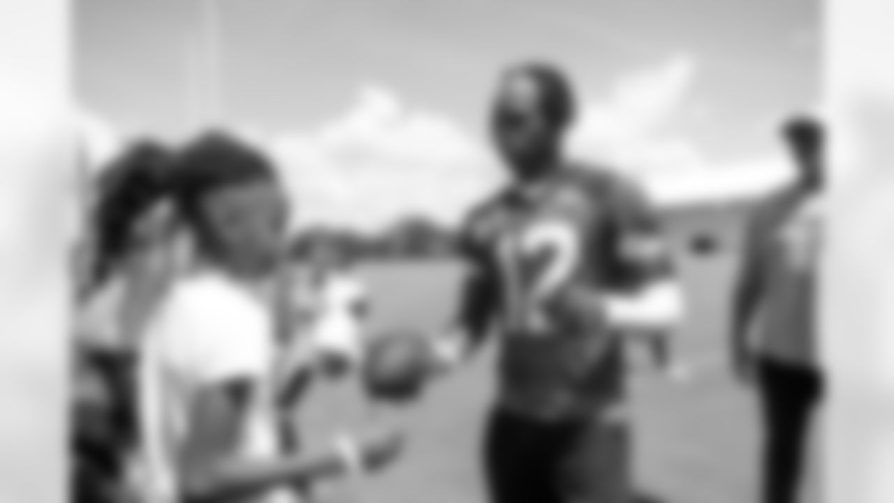 Jacksonville, Fla. — Jaguars wide receiver/defensive back Travis Hunter (12) signs autographs for fans during mandatory minicamp at the Miller Electric Center on June 11, 2025.