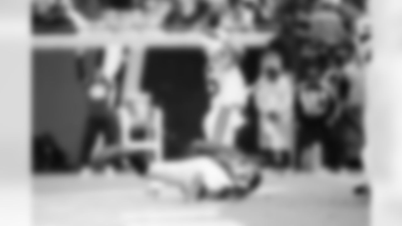 Jacksonville Jaguars vs Indianapolis Colts

DE Josh Hines-Allen (41)