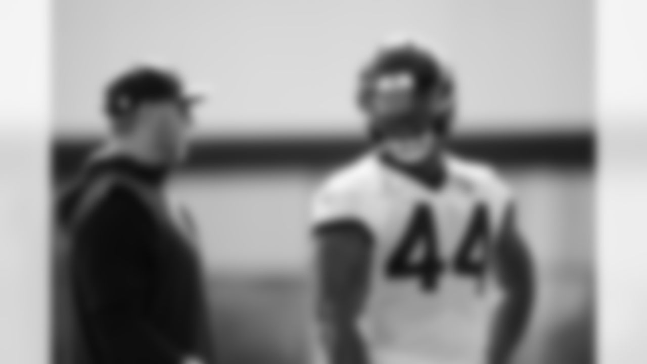 Jacksonville, Fla. — Jaguars head coach Liam Coen and defensive end Travon Walker (44) during OTAs at the Miller Electric Center on June 5, 2025.