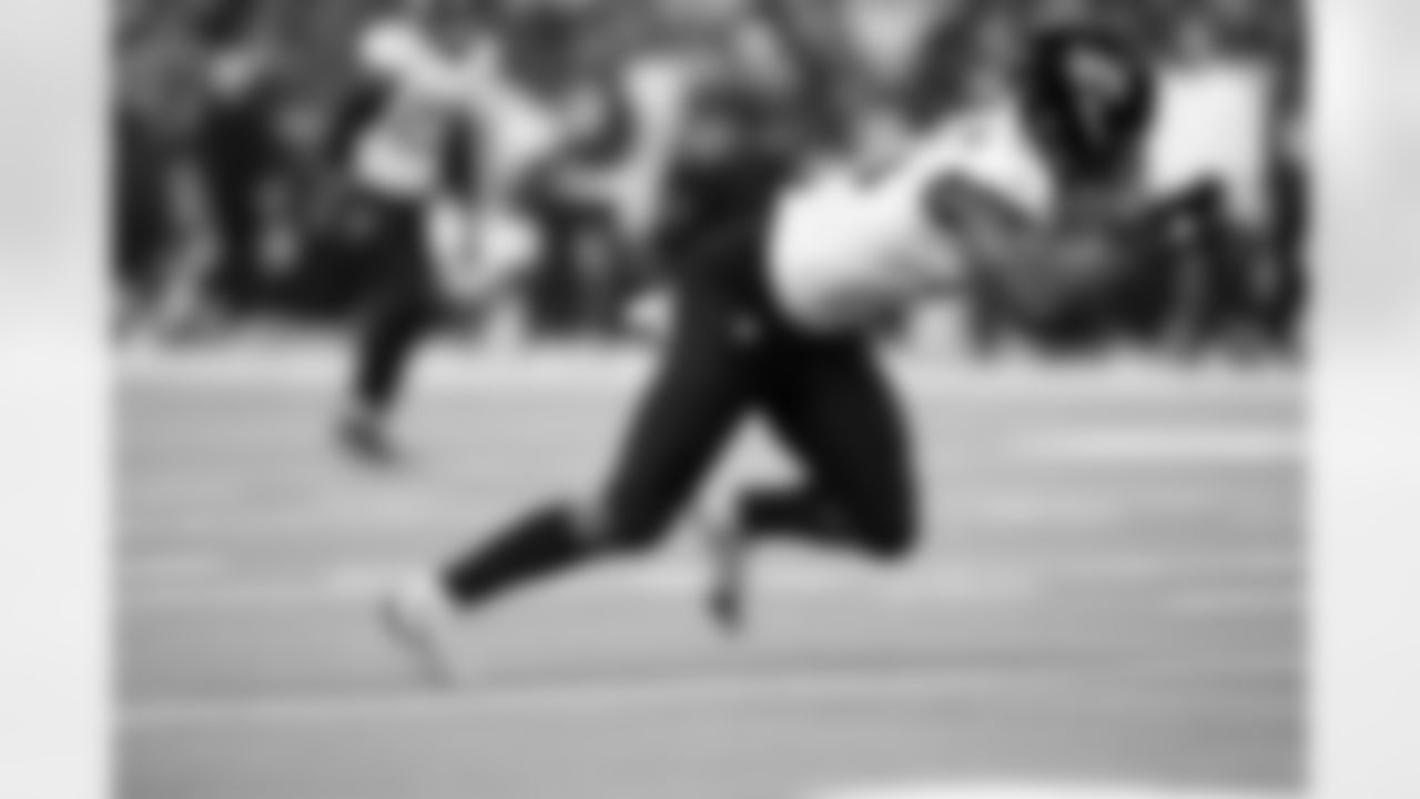 Jacksonville Jaguars vs Indianapolis Colts

DE Josh Hines-Allen (41)